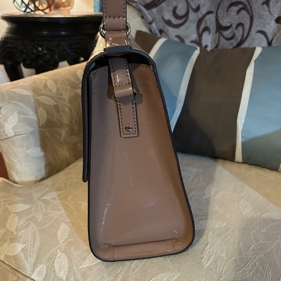 Beautiful pale pink Kate Spade handbag. Crocodile pattern with flip closure. - Picture 3 of 7